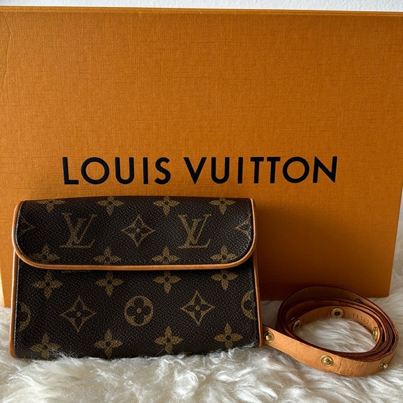 Louis Vuitton Handbags - Louis Vuitton Monogram Florentine Pochette Bag in Great Condition